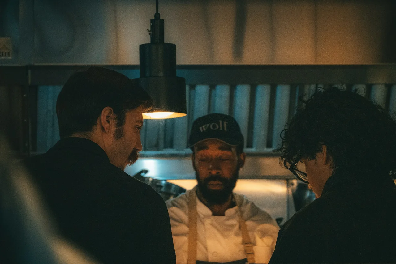 Restaurantteam während des Küchenservice